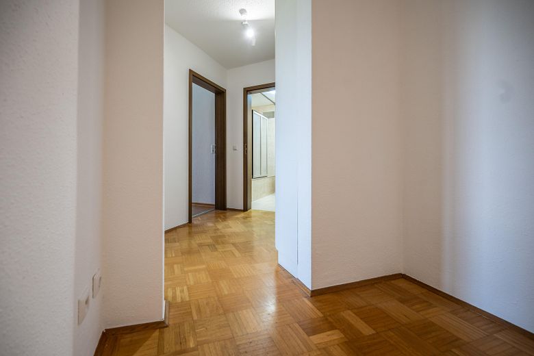 Lichtdurchfluteter Wohnkomfort in Uni-Bestlage – 90 m² mit 3 Balkonen & TG-Stellplatz – Flur