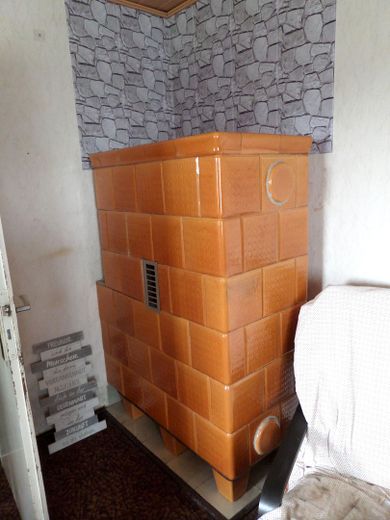 Seltenes Fundstück neu kalkuliert: Haus mit Hof, Werkstatt & 3.085 m² Grundstück – nur 69.999 € – Wohnzimmer Kachelofen