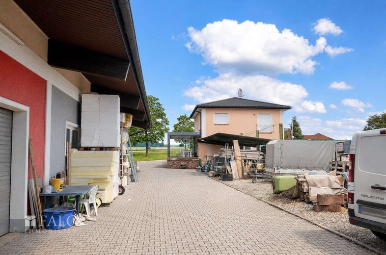 Vielseitig nutzbare Gewerbehalle mit Büro und großzügigem Grundstück in Emmingen-Liptingen – Außenansicht