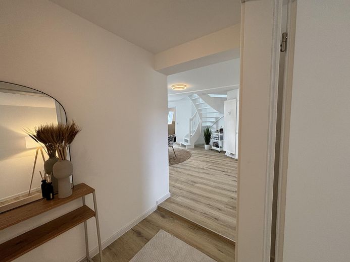 Vollmöblierte 2,5-Zimmer-Maisonette mit Tageslichtbad & Kellerraum - Neubau 2024 in Köln Mülheim! – Flur