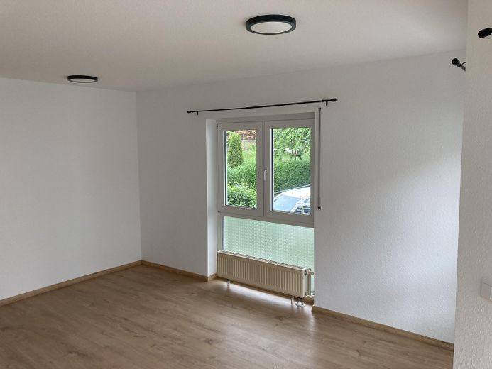Perfekt ausgestattete 2-Zi in Eckardtshausen zw. Eisenach u. Bad Salzungen – Wohnzimmer