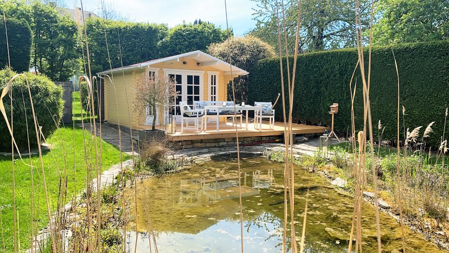 Wohnen und Arbeiten: Stilvolles Mehrfamilien- und Geschäftshaus mit großem Garten. – Teich, Gartenhaus, Terrasse