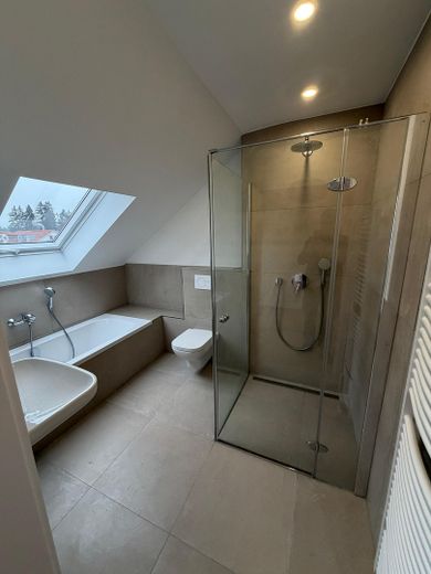 Zonder makelaarscourtage! Belegging (4,75% rendement) of eigen gebruik I Maisonnettewoning in Gartenberg – Badezimmer