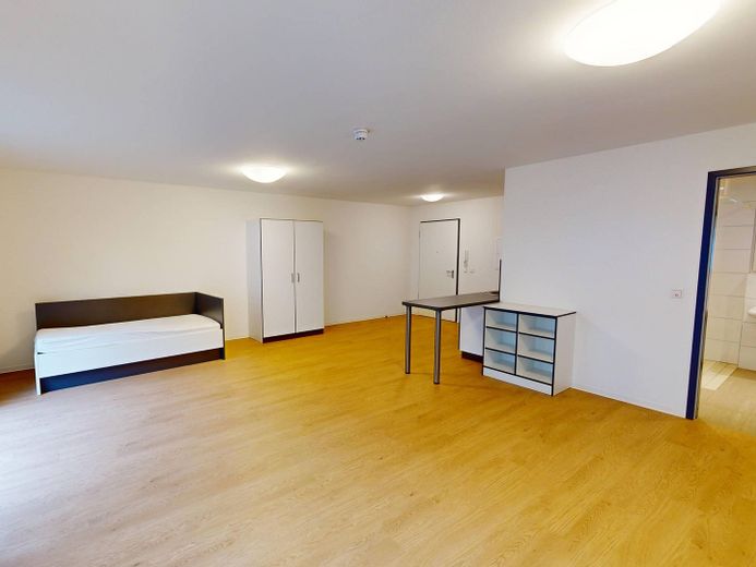 **STUDENTS ONLY** Rollstuhlgerechtes Apartment MÖBLIERT mit TERRASSE im Open Living House Siegen (nur für Studierende!) – Ansicht IV: Wohn- und Schlafz…