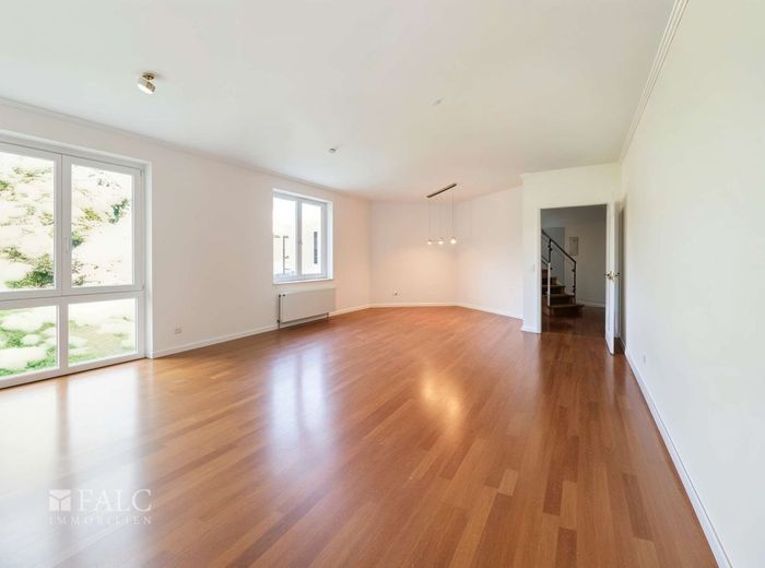 Wohn(t)raum über 2 Etagen mit Dachterrasse, Balkon, 2 Einstellplätzen, Einbau Wärmepumpe 2026 – Wohn-/Essbereich  (KI-unmöbliert)