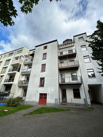 Großzügige 3-Zimmer mit Einbauküche, Balkon, Wannenbad und Laminat in zentraler Lage! SP mgl. – PHOTO-2023-10-05-16-10-08