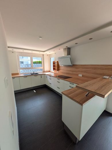 Bahçeli ve güneybatı teraslı şık maisonette daire – kendi evinizde yaşıyormuş gibi – Küche