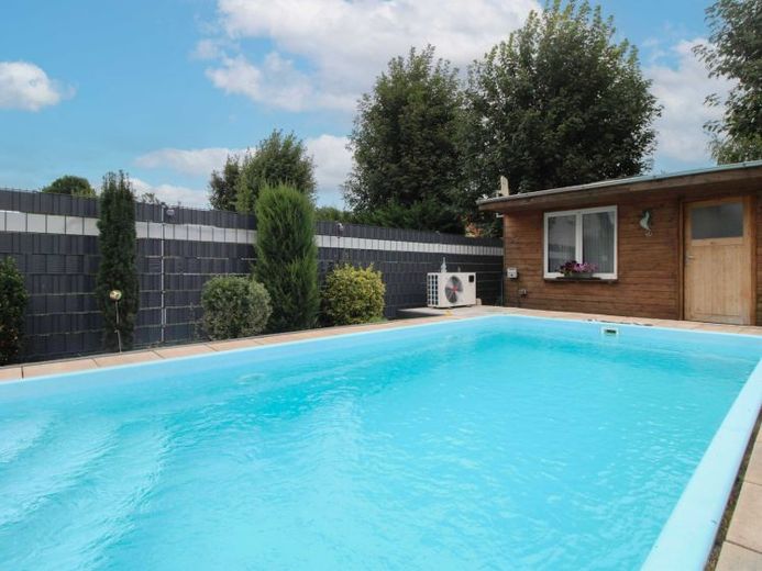 Ein Zuhause zum Wohlfühlen – EFH mit beheizbarem Pool, Kamin und PV-Anlage – Foto 1