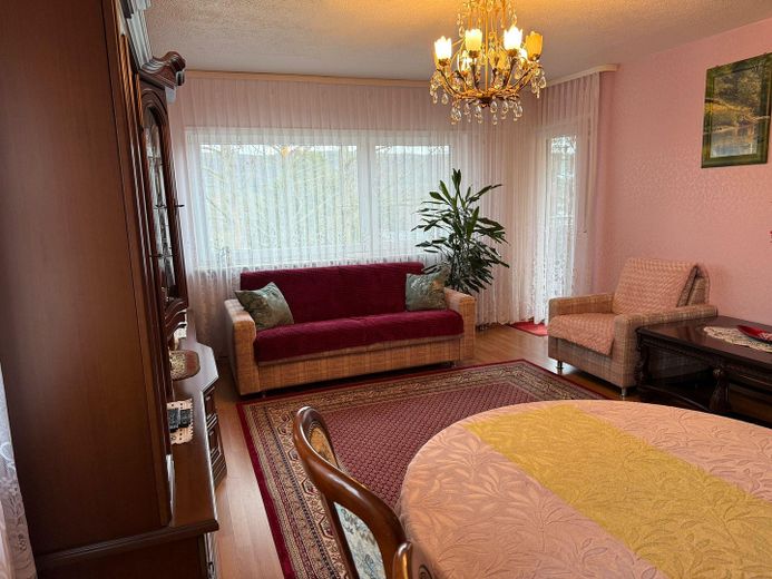 Komsisyonsuz: Balkonlu, çok bakımlı 3 odalı daire – Wohnzimmer