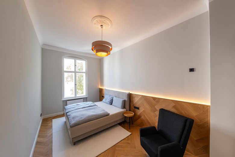 Recién reformado. Disponible para entrar y sin comisión. Lujo en un edificio antiguo en pleno centro de la ciudad. – Schlafzimmer zum Hof