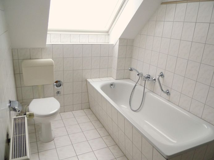 Solides MFH, Schweriner Stadtrand, als Investment o. Eigennutzung, sof. bezugsfähig, 2.505m² Grdst. – Bad 1.OG links