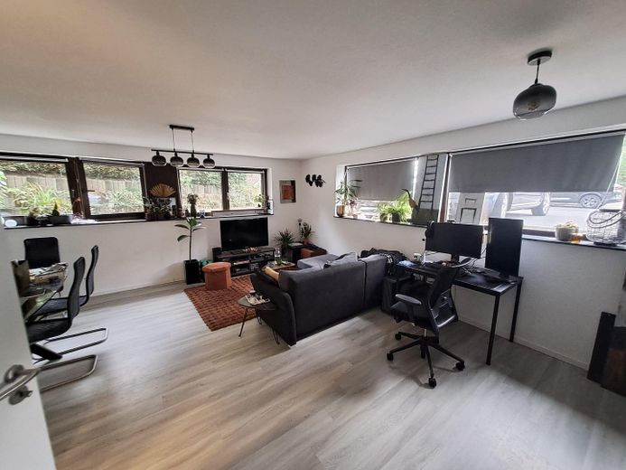 Attraktive Souterrainwohnug mit moderner Küche und Fußbodenheizung – Wohnzimmer