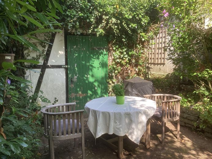 Sitzplatz vor dem Gartenhaus