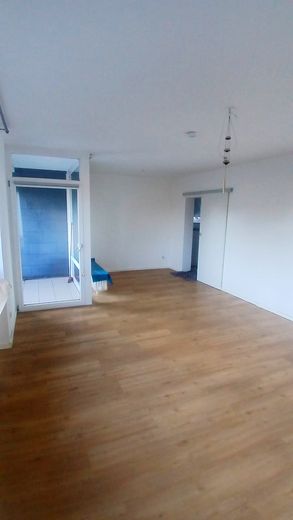 Provisionsfreier Wohntraum in Ohligs-Bestlage: Kernsaniert, bezugsfrei & ideal für Pendler! – Wohnzimmer mit Essbereich 