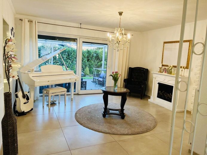 Casa unifamiliare modernizzata con 187 m² di superficie abitabile, 6 locali, garage e giardino, senza intermediario – Flur EG