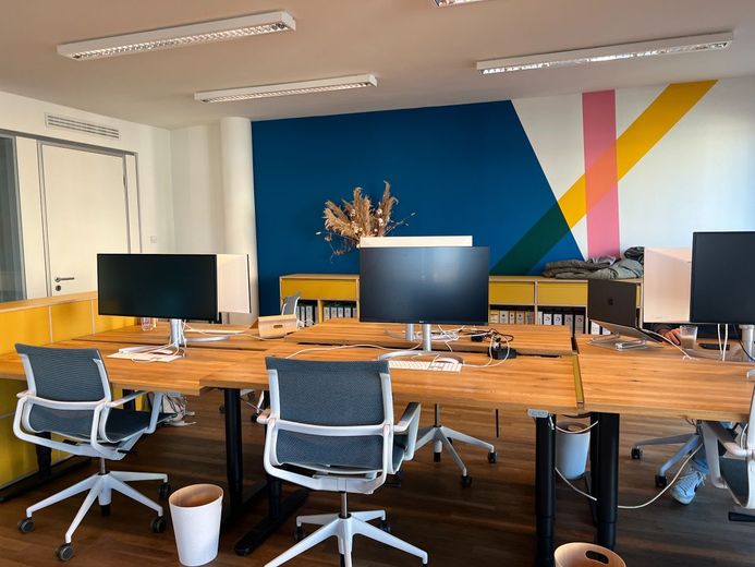 Helle, moderne Büroflächen in Berlin-Weißensee - vom Einzeltisch bis zur eigenen Etage – Büroraum 56 m²