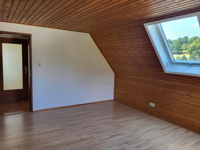 Jasne mieszkanie 3-pokojowe na poddaszu – Wohnzimmer