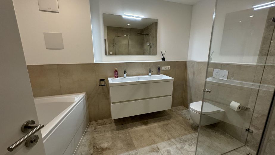 Exklusive 4,5-Zimmer-Wohnung 2 Balkone und EBK – Hauptbad