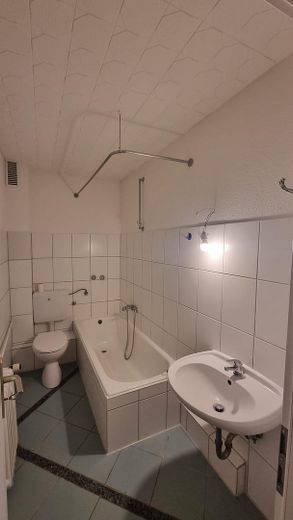 Helle 63m²-EG-Wohnung, frisch renoviert,  mit 3 Zimmern und neuer EBK – Bad mit Badewanne