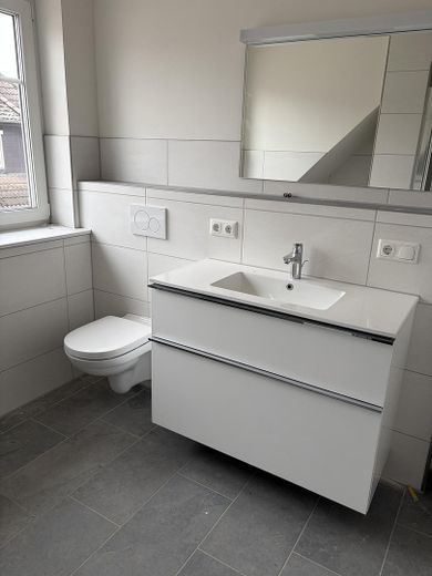 Bad mit Fenster und Spiegel