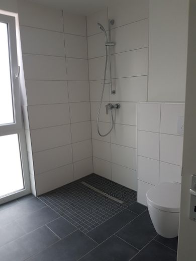 2 ZKB mit Balkon, Einbauküche, Keller, Tiefgarage – Dusche