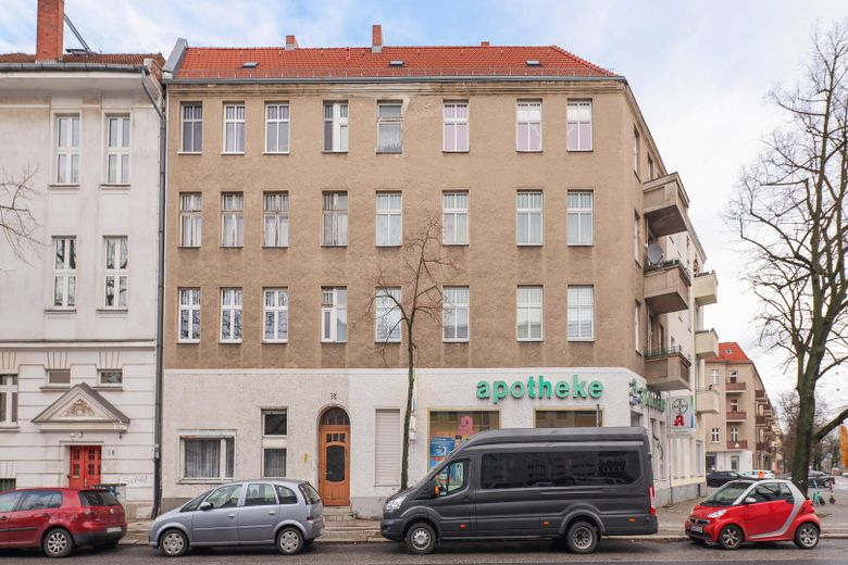 Kernsanierte Altbauwohnung mit Balkon am Schäfersee – Aussenansicht