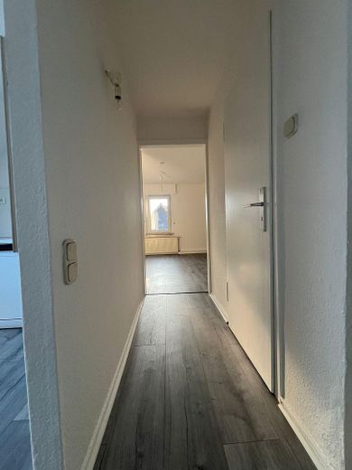 Frisch modernisierte 2,5-Zimmer-Dachgeschosswohnung in Dortmund-Brackel – sofort bezugsfrei – Flur zum Zimmer 1