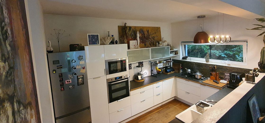 Blick auf Küche vom Essbereich