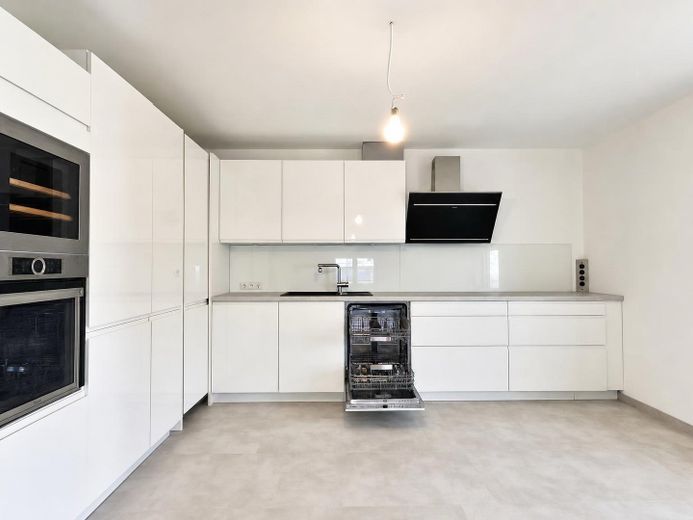 Sonnige 5-Zimmer-Wohnung mit XXL-Terrasse an der Stadtgrenze Landshut – Einbauküche