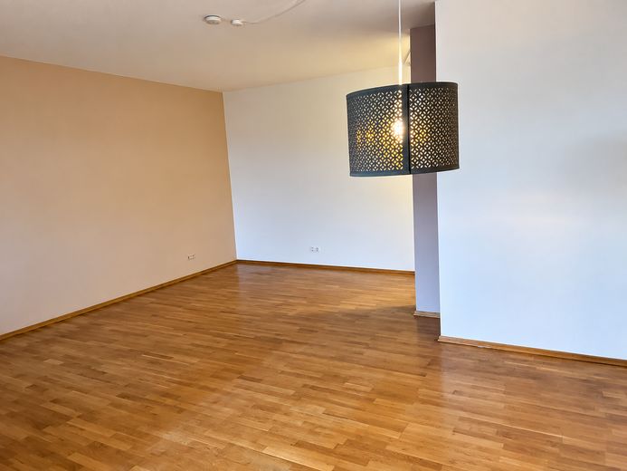 Remagen’in seçkin bir konumunda balkonlu ve çatı teraslı aydınlık maisonette daire – Wohnzimmer