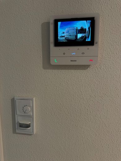 ERSTBEZUG - 2-Zi. Whg. mit Süd-West Terrasse + Garten, FBH, interner Keller, elektr. Rolläden – 00_Gegensprechanlage_Video