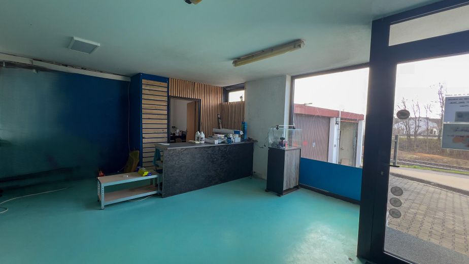 Provisionsfrei: 125 m² Wohnen + ca. 130 m² Gewerbe | Energieklasse A | 1.085 m² Grundstück – Vorplatz Gewerbe