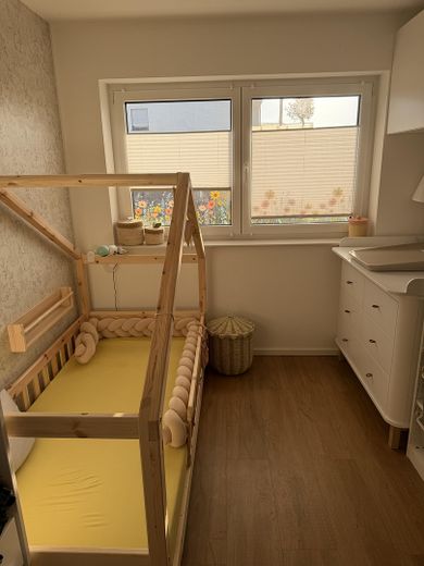 Apartamento de 3 habitaciones como nuevo (año de construcción 2021) con balcón de 15 m², aire acondicionado y plaza de garaje subterráneo – Gästezimmer / Büro