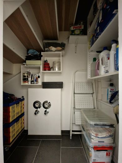 Courtagefrei: Helle und zentral gelegene DG-Maisonette-Wohnung mit Galerie und Sonnenterrasse – 08_Abstellkammer unter Treppe