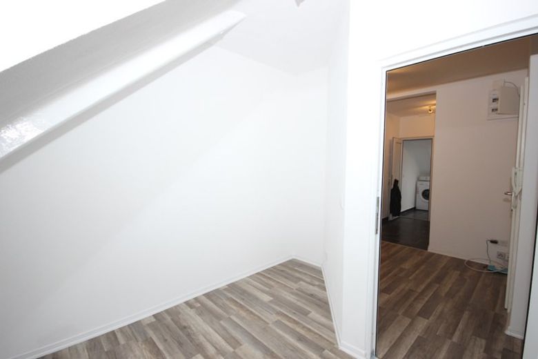 Inversión de capital: 5 habitaciones + plaza de aparcamiento, 8,5 % de rentabilidad bruta, potencial de ampliación del ático – Foto 11