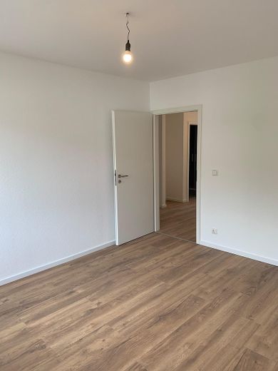 Gruntownie odnowione mieszkanie 3-pokojowe w Neu-Isenburg z balkonem – Schlafzimmer links
