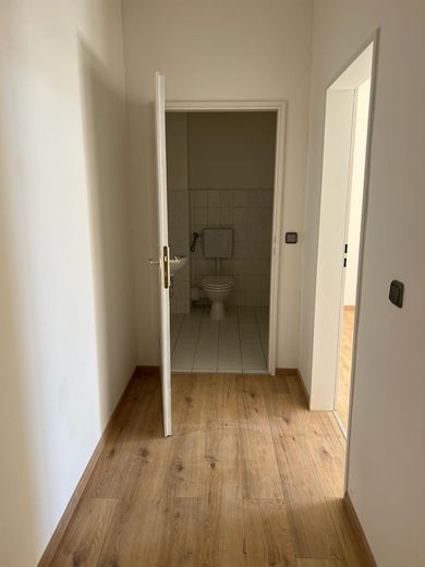Großzügige 2-Zi Familienwohnung, 2 Bäder, zentrumsnah, sehr hell und freundlich – Flur mit Gäste-WC