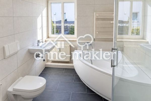 Helle 2-Zimmer-Altbauwohnung mit modernem Bad – Wanne & Dusche