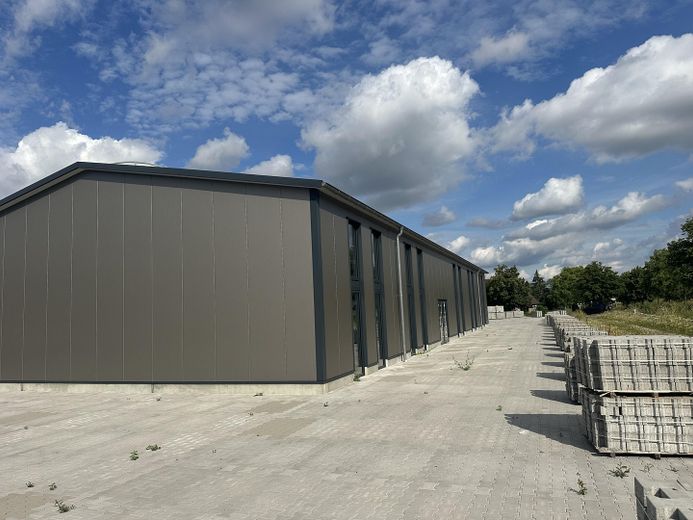 Ausstellungshalle Eingang re