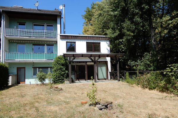 komisyonsuz / sessiz orman kenarı konumunda orta sıra sıra ev / yenilenmeye ihtiyaç duyuyor