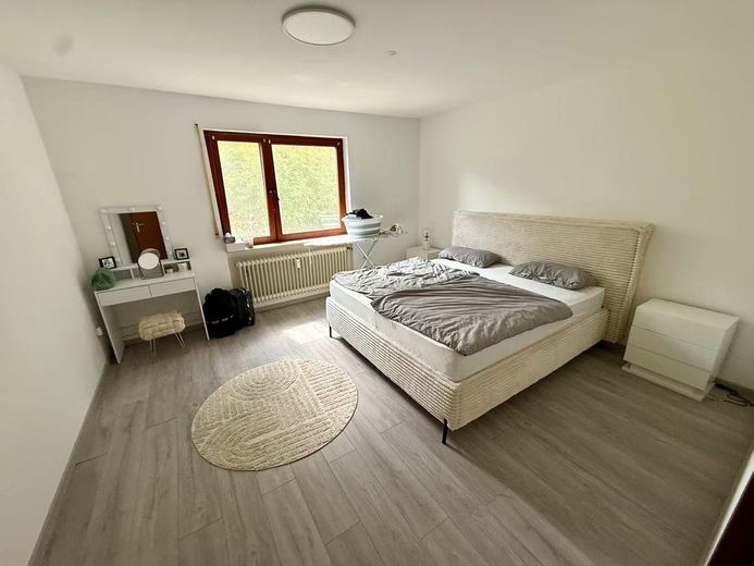 Zweifamilienhaus mit 2 sep. Wohneinheiten | Mögl. Anlageobjekt – Schlafzimmer Wohnung UG