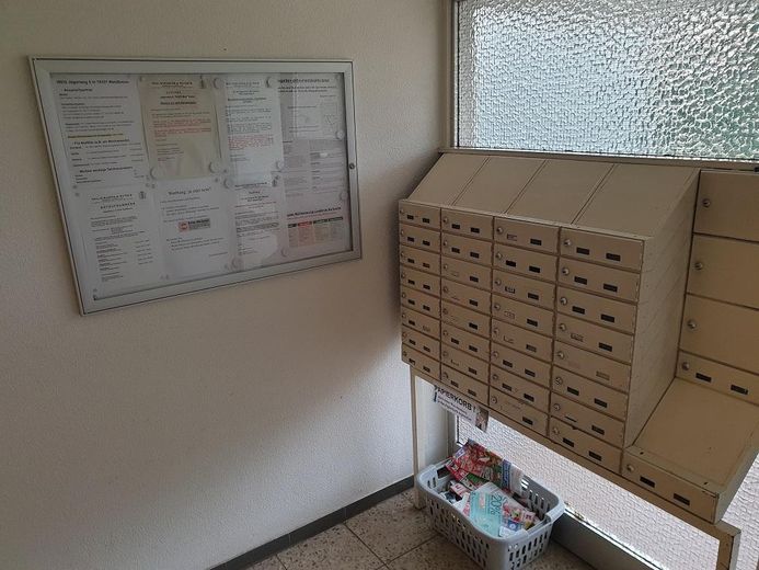 Schaukasten und Briefkästen