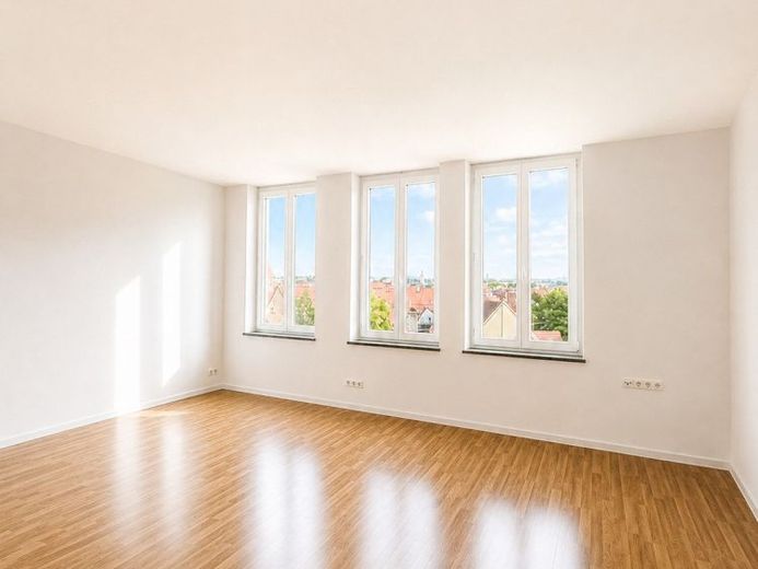 Modern, bright 2-room apartment with kitchen and bathroom in a prime city-center location near Rathausplatz – Foto 1