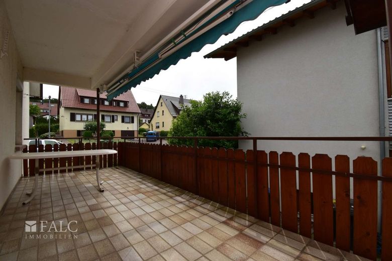Ruhige Lage mit großem Grundstück – Balkon am Esszimmer