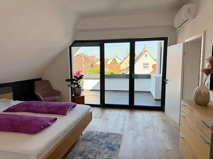 Zukunftssicheres Design-Atriumhaus: Klasse B, 12kWp PV, Klima, Kamin & Einlieger-Option – Schlazimmer