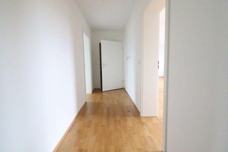 WRS Immobilien - Frisch renovierte 3 Zimmer Dachgeschosswohnung in Feldrandlage von Rockenberg – Flur - Bild 1