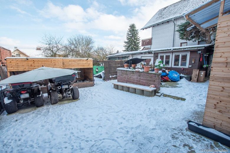 2x Einfamilienhäuser mit Entwicklungspotenzial - Teilvermietete Kapitalanlage in Rollshausen! – Haus 1 Garten