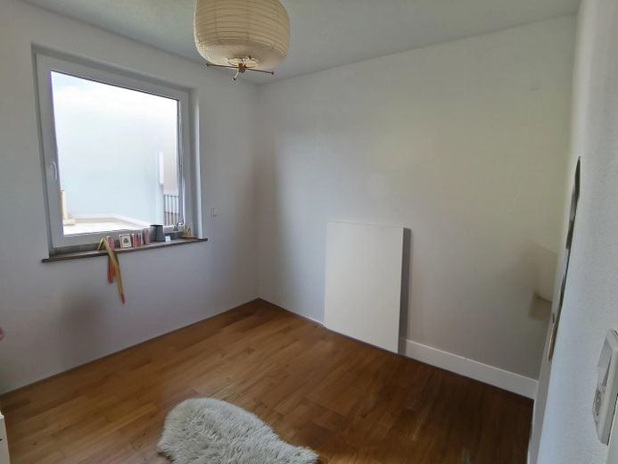 Moderna casa a schiera d’angolo con impianto fotovoltaico, pompa di calore e smart home a Flein – Photo 7