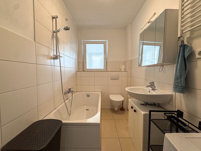 zentrale 3 Zimmer Wohnung mit Wintergarten – modernes Badezimmer 