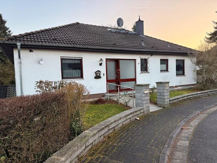 Zweifamilienhaus mit 2 sep. Wohneinheiten | Mögl. Anlageobjekt – Eingang Wohnung OG